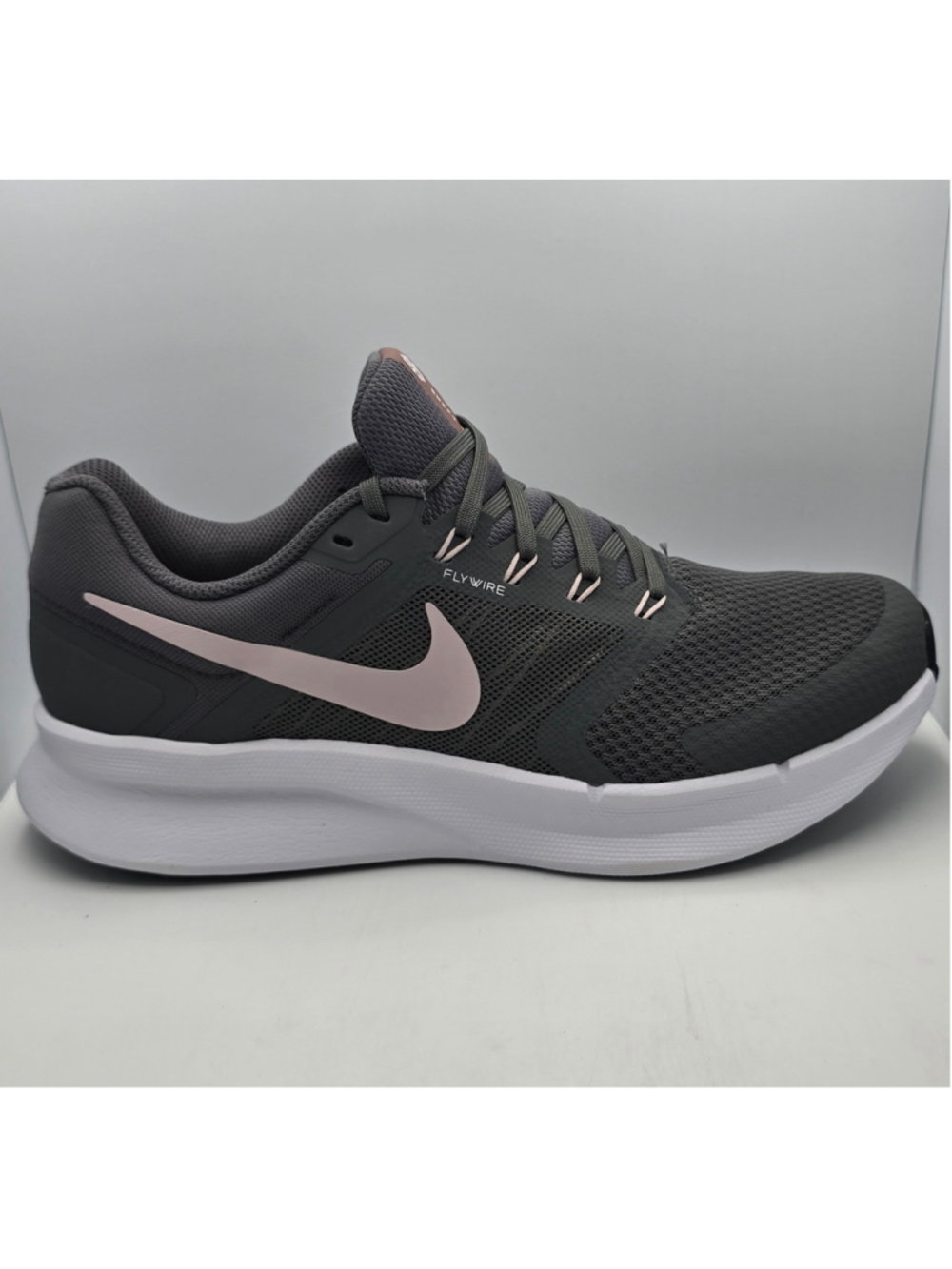 Women's Nike Swift 3 Sneakers Grey and White 10 women’s